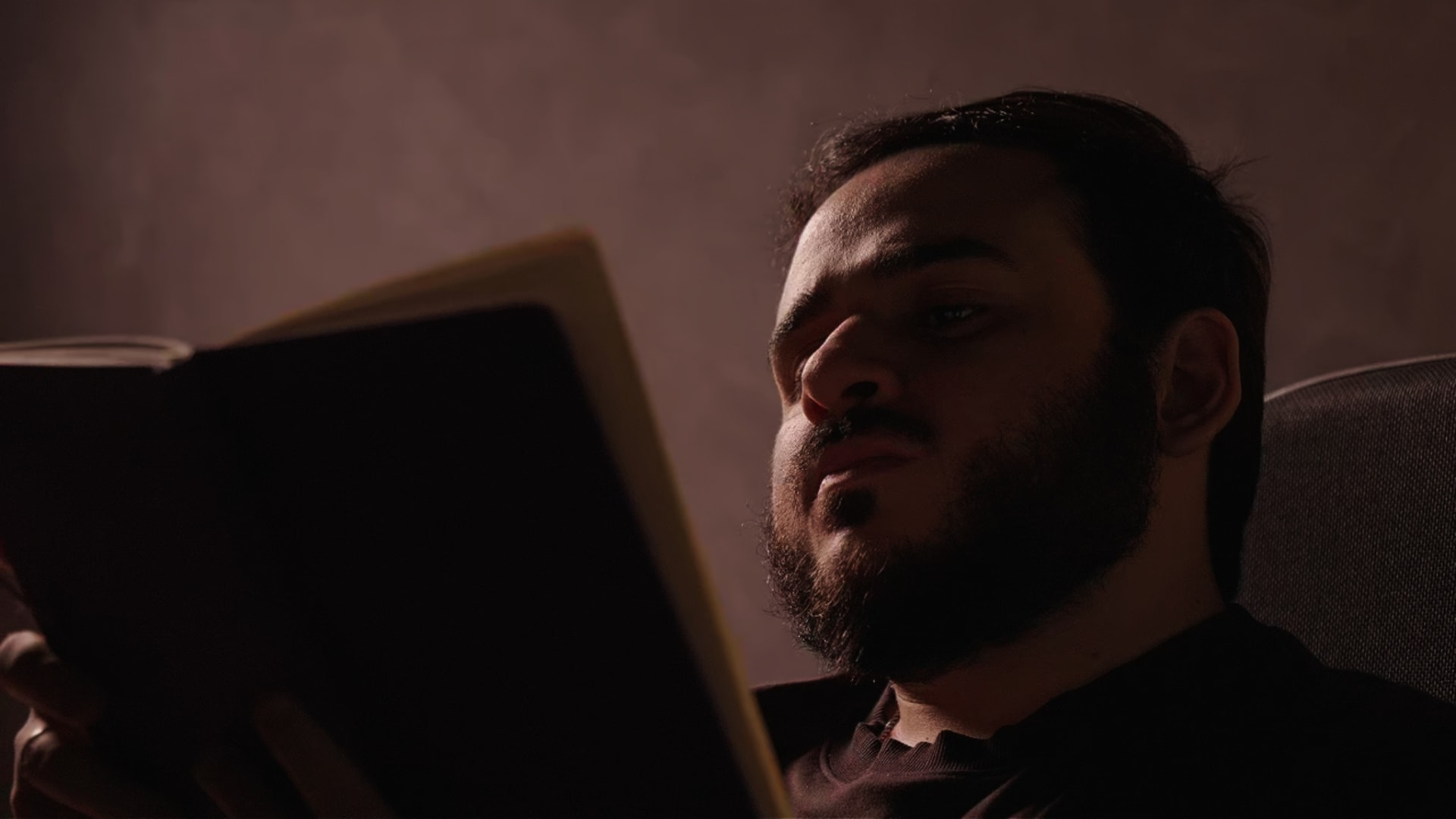 Editor de vídeo revisando material na tela